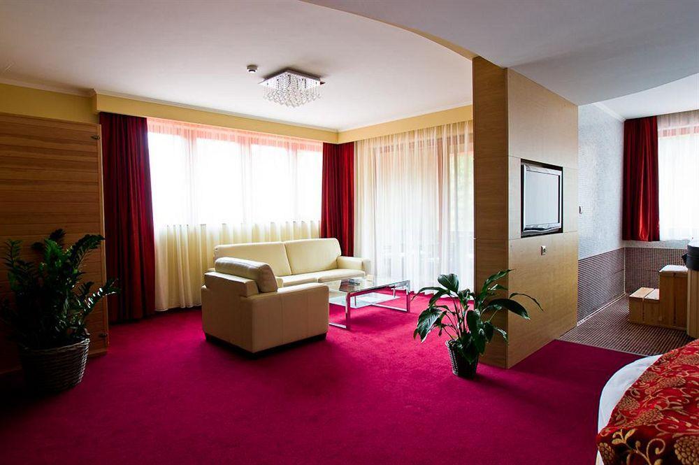 Erdospuszta Club Hotel Fenyves เดเบรตเซน ภายนอก รูปภาพ