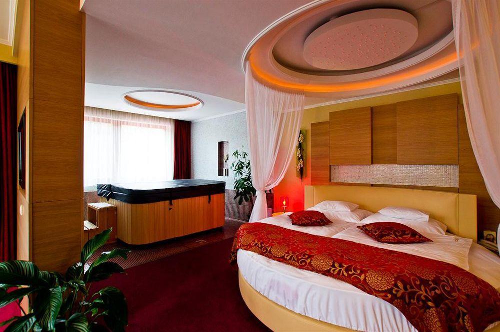 Erdospuszta Club Hotel Fenyves เดเบรตเซน ภายนอก รูปภาพ