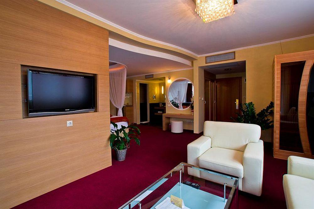 Erdospuszta Club Hotel Fenyves เดเบรตเซน ภายนอก รูปภาพ